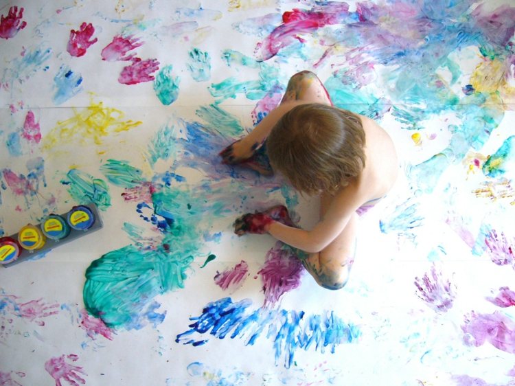 Malen mit Fingerfarben - Papier mit Händen und Füßen gestalten