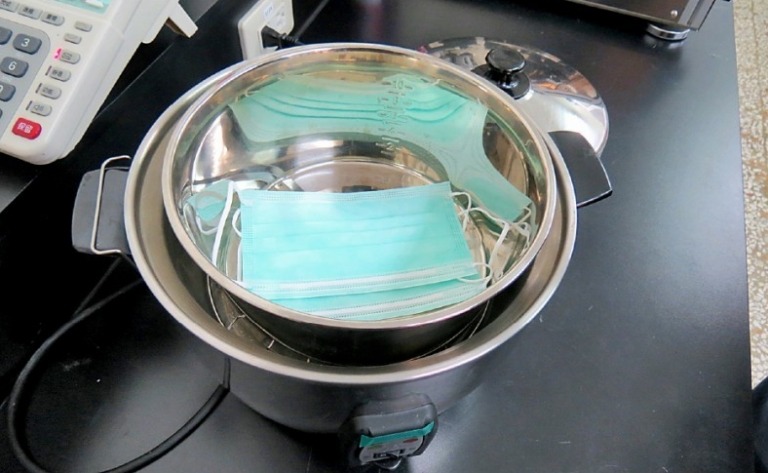 Maske in einen Reiskocher ohne Wasser desinfizieren