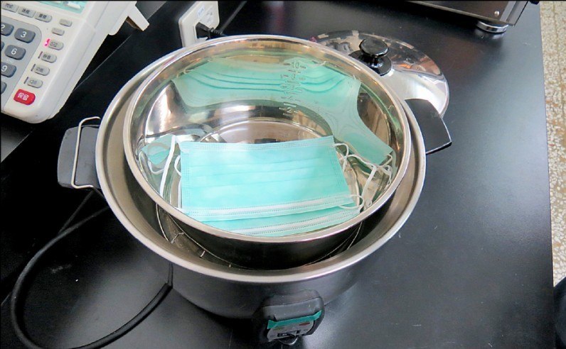 Disinfect the mask in a rice cooker without water