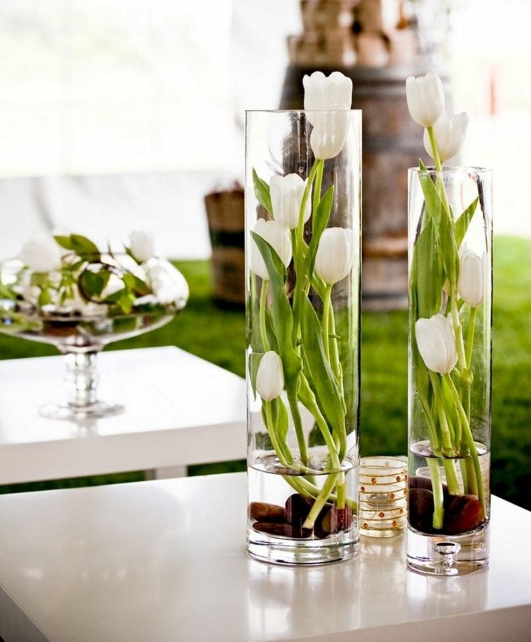 Modern dekorieren nach Ostern mit weißen Tulpen im Glas