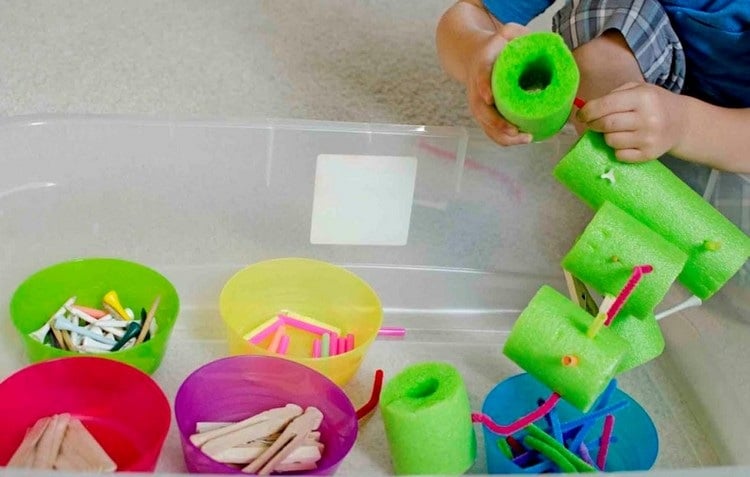 Montessori Spielideen für 2 jährige Kinder beschäftigen Tipps
