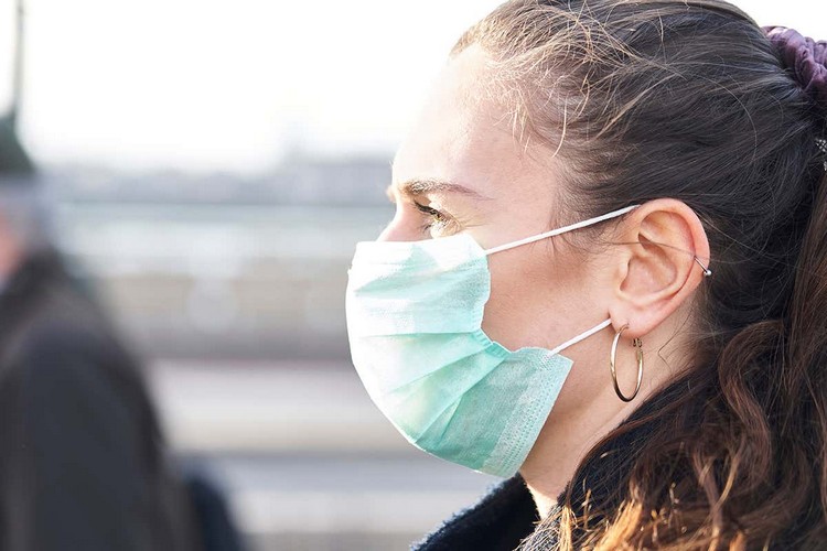 Mundschutzmaske tragen als Schutz gegen Coronavirus