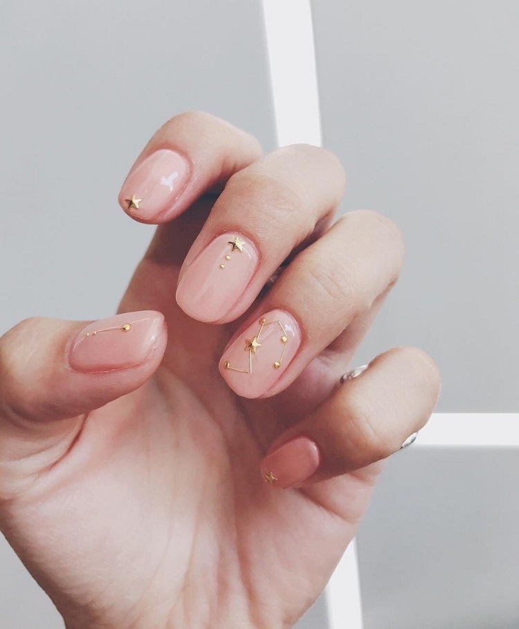 Nude Nagellack kurze Nägel lackieren Constellation Nails Nageltrends