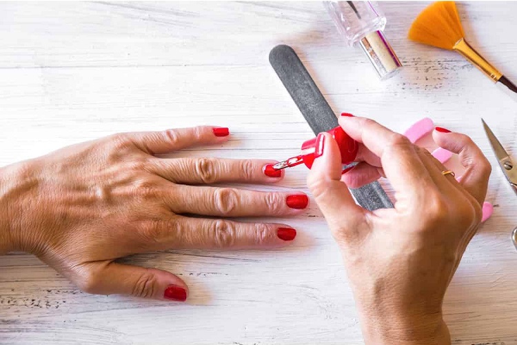 Nägel selber machen roter Nagellack Nagelpflege Tipps