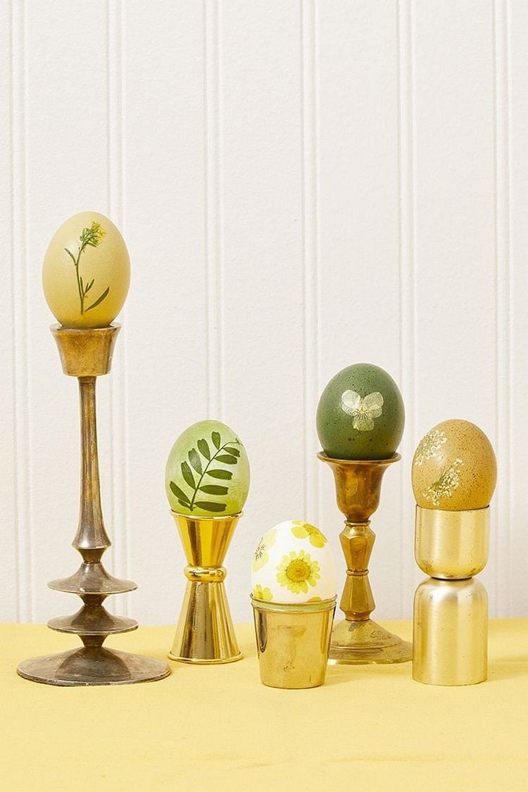 Osterdeko aus Naturmaterialien Osterkorb mit Ostereiern füllen und Blumen in Vase arrangieren