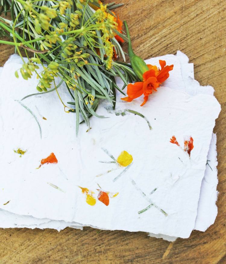 Papier basteln mit Papierschnipseln als Recyclingidee - Blüten im Papier integrieren