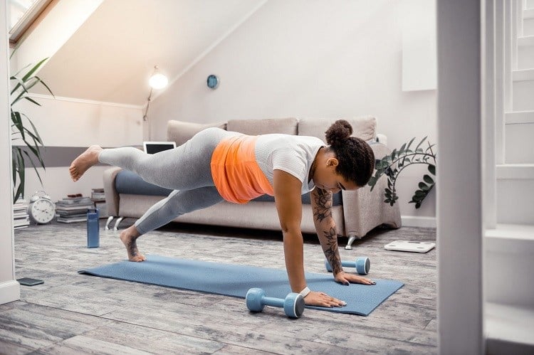 Plank Übung Variationen Oberkörper Trainingsplan ohne Gewichte Home Workout