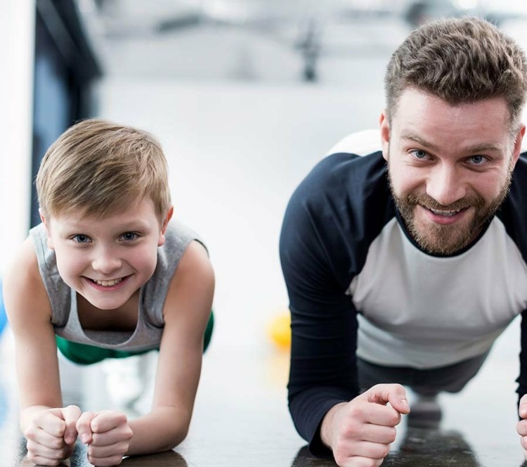 Planks als Kinder Sport und für Erwachsene - Mit den Eltern einen Wettbewerb durchführen