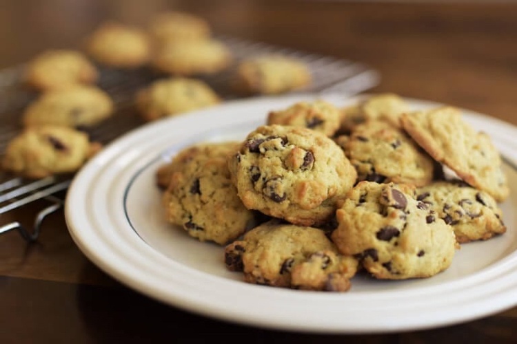 Bake cookies with stevia and chocolate drops