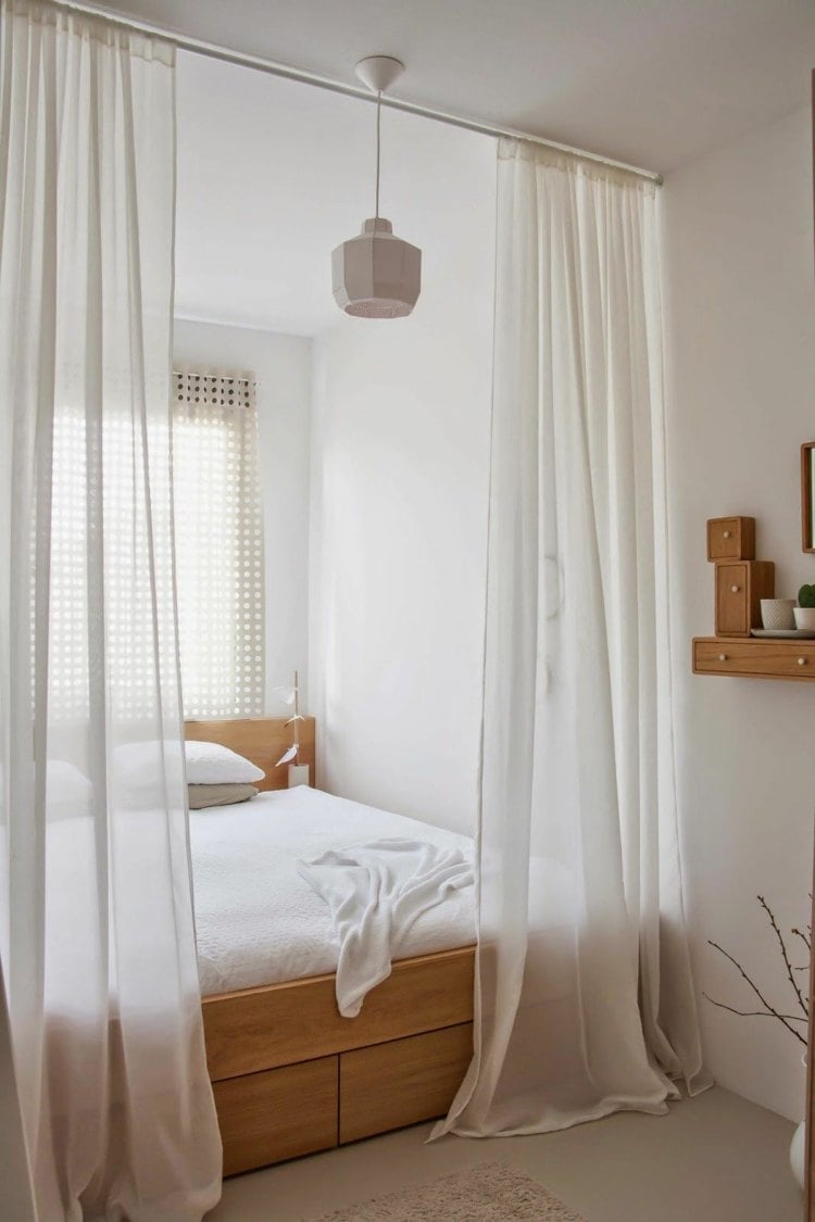 Romantische Schlafnische gestalten mit Doppelbett und Vorhängen