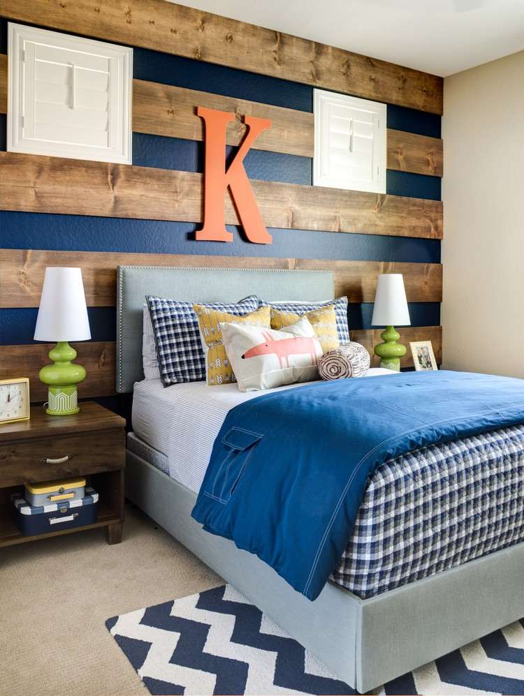 Schlafzimmer mit Akzentwand in Cobalt Blau und Holz streichen Gestaltungsideen im mediterranen Stil