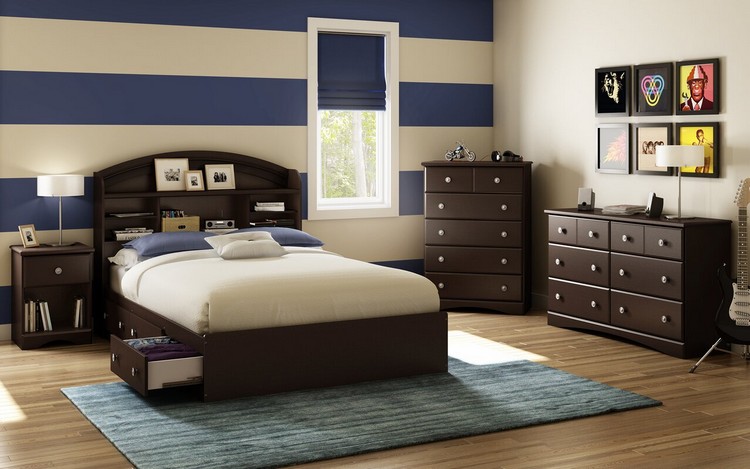Schlafzimmer Streifen in Dunkelblau und Weiß streichen und Möbel aus Wengeholz