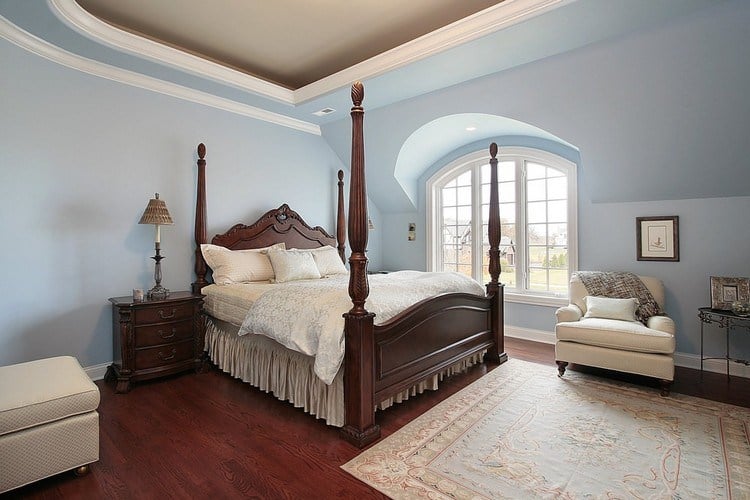 Schlafzimmer Wand streichen Himmelblau und beige Decke
