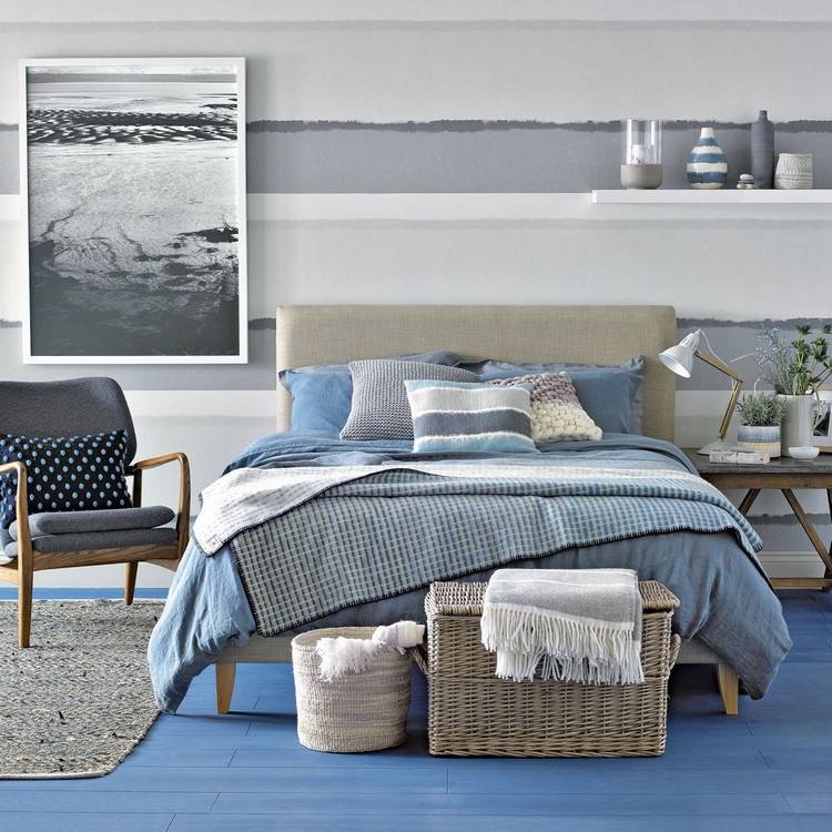 Schlafzimmer maritim streichen Sandfarbe und Blau Streifen an Wand hinter dem Rattanbett