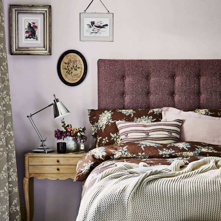 Schlafzimmer mit Wandfarbe Mauve hell und Braun kombinieren