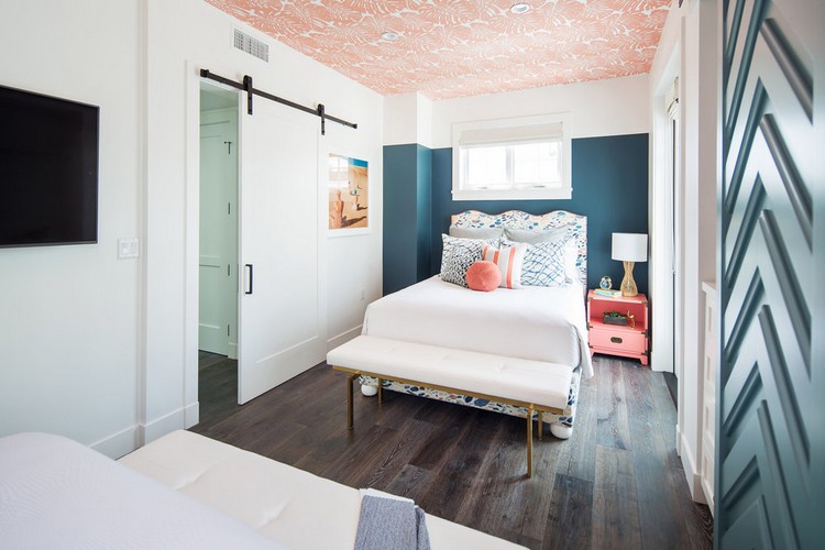Schlafzimmer weiß blau und koralle streichen Ideen für Wand und Deckengestaltung