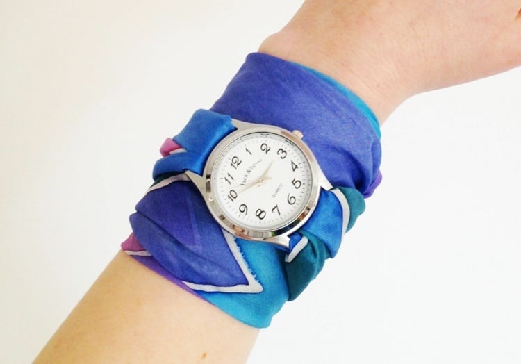 Selbstgemachte Armbanduhr mit Schal für Damen
