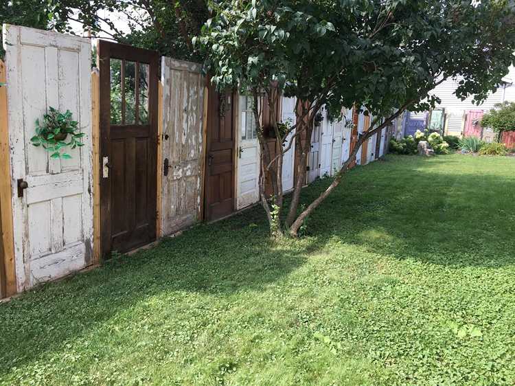 Sichtschutz Zaun aus alten Türen im Vintage Garten