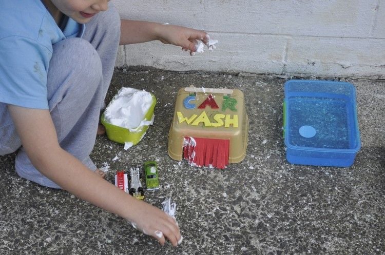 Spielideen für Kinder ab 2 Jahren Autowäsche aus alter Plastikschachtel selber machen