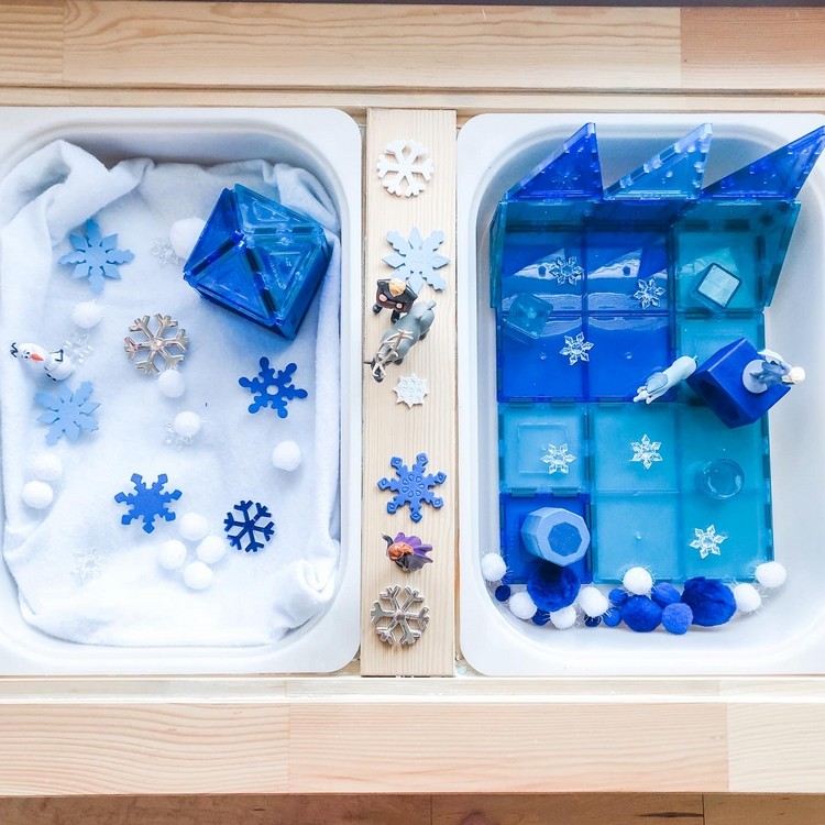 Spielideen für Kinder Frozen Bausteine, Pompons und Schneeflocken aus Kunststoff kombinieren