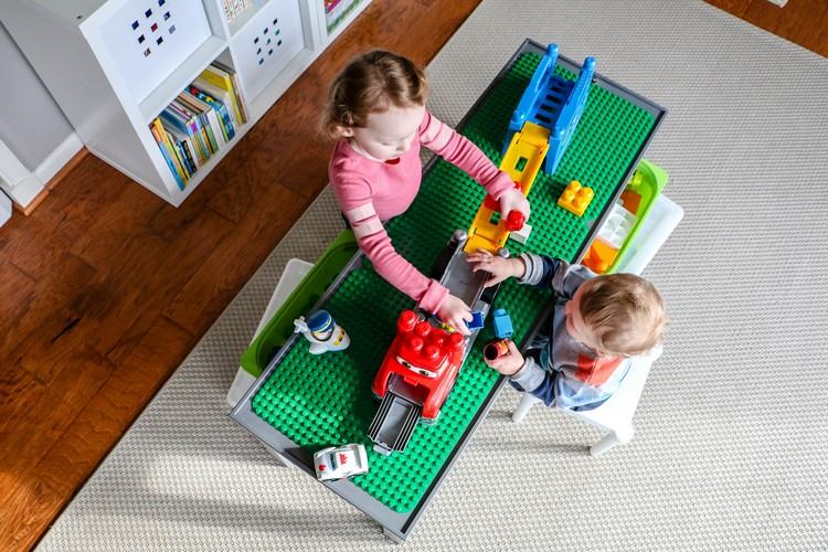 Spielideen für Kinder beschäftigen Lego Tisch selber machen