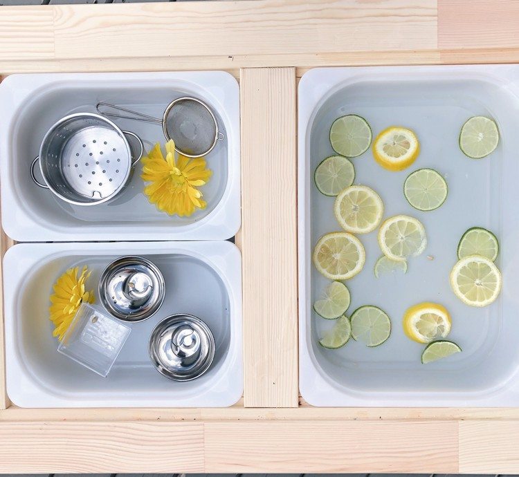 Spielideen für Kinder zu Hause Zitronen und Wasser kombinieren