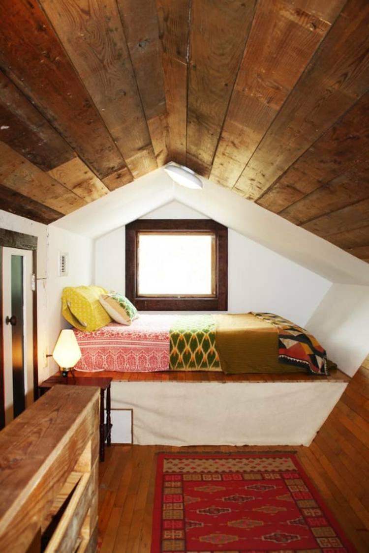 Spitzboden mit Holz verkleiden und am Fenster ein Bett einbauen