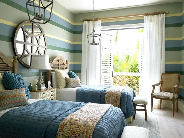 Streifen in Blau und Weiß und Sandfarbe mediterranes Schlafzimmer gestalten Tipps