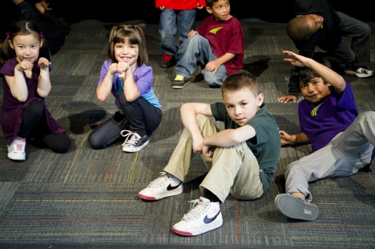 Tanzspiel Spielen mit Kindern zu Hause für aktive und sportliche Beschäftigungen