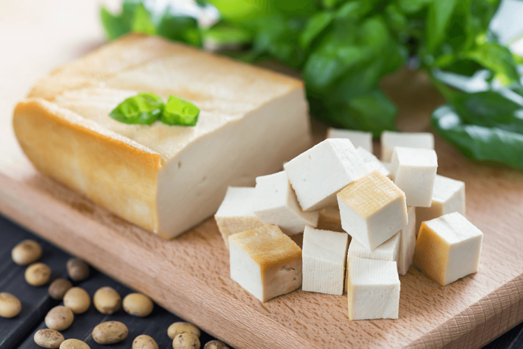 Tofu ist sehr reich an Kalzium 350 mg pro 100 g
