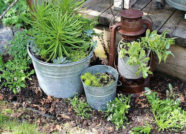 Vintage Deko für Garten aus Zinkgefäßen und Laternen mit Rost