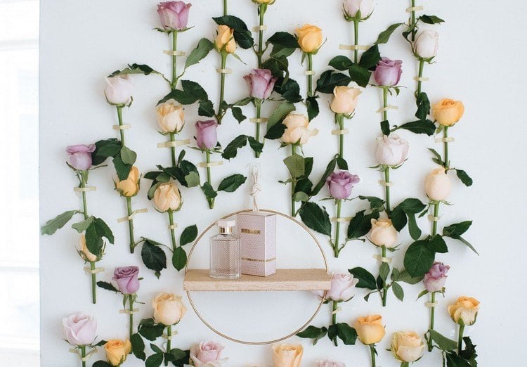 Vintage Wandregal für Parfüms selber machen und Blumengirlande aus Stoffblumen basteln