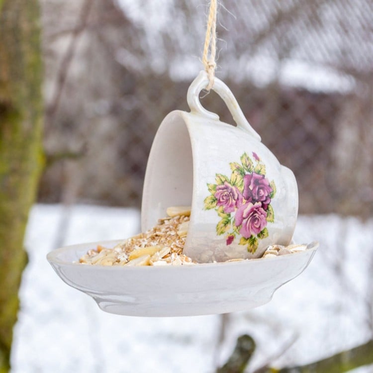 Make the bird feeder yourself from the tea cup and saucer