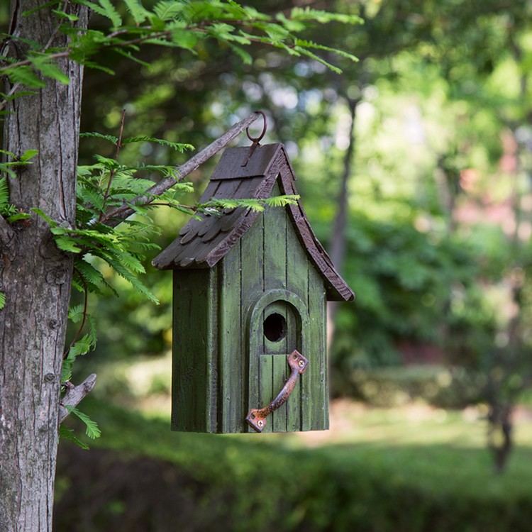 Vogelhaus aus Holz selber machen und als Gartendeko am Baum aufhängen