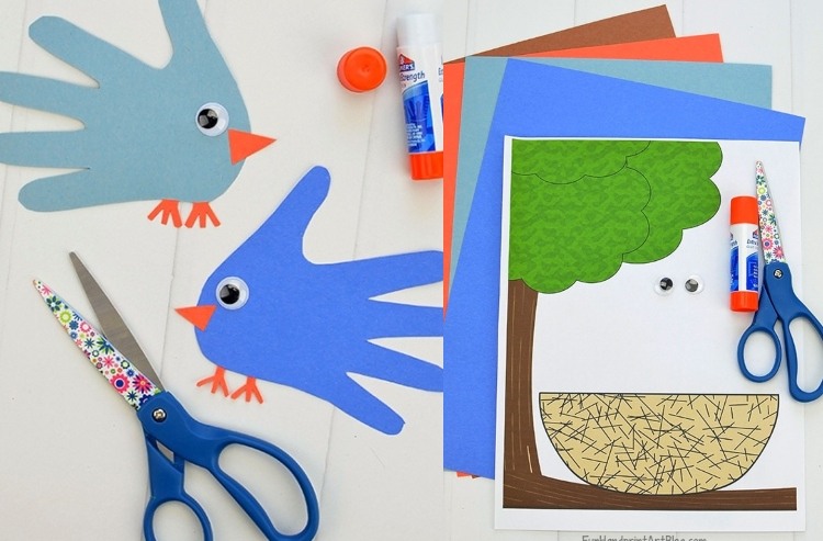 Vögel malen mit Kleinkindern mit Fingerabdruck auf Tonkarton übertragen