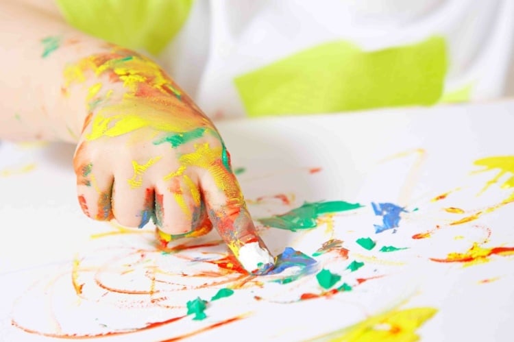 Was fördert das Malen mit Fingerfarben bei den Kindern