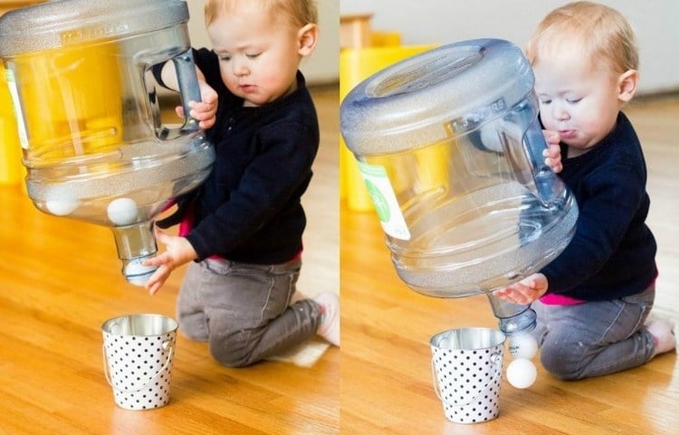 Was kann man mit 2 jährigem machen Spielideen für Kleinkinder Wasserflasche und Bälle