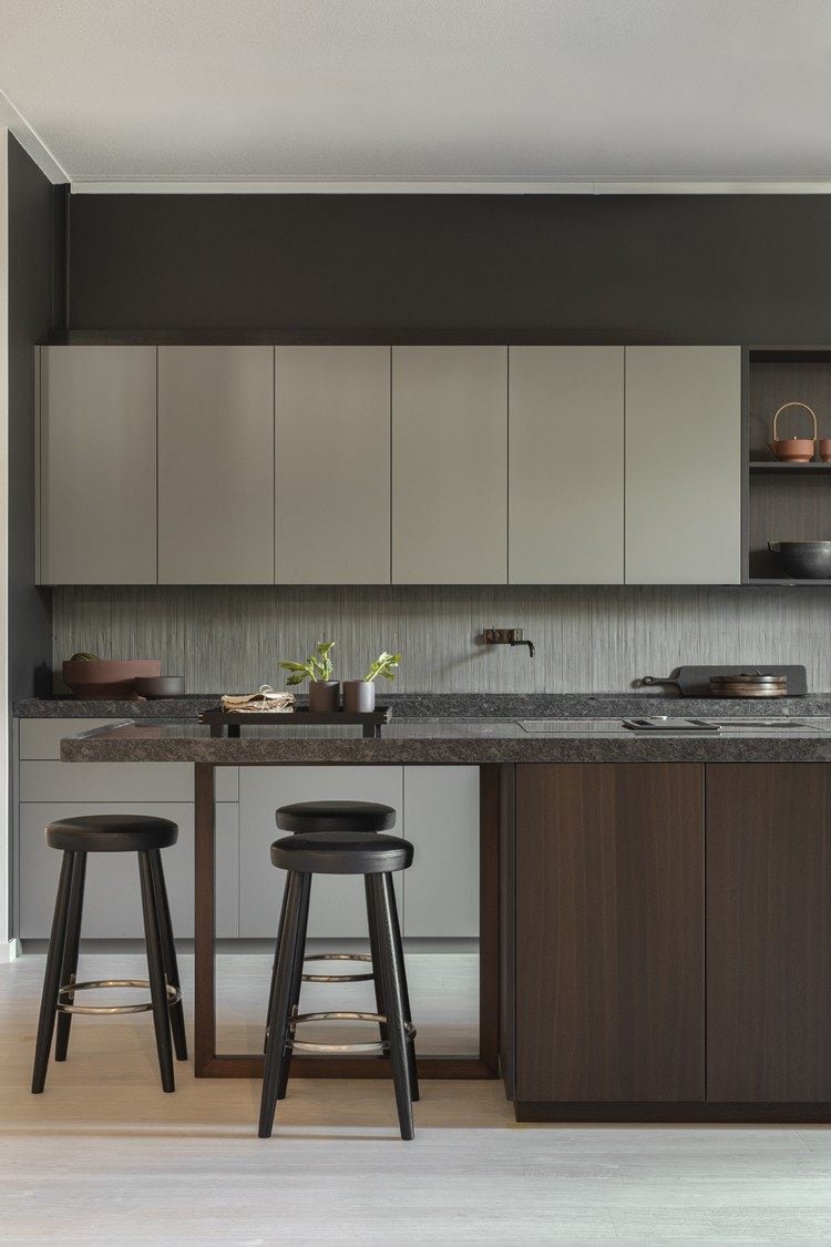 Welche Wandfarbe für Küche mit beige Oberschränken und Kochinsel aus dunklem Holz und weißen Unterschränken