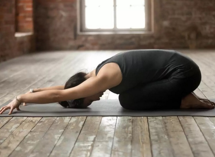 Yoga bei Menstruationsbeschwerden machen um schmerzen zu lindern