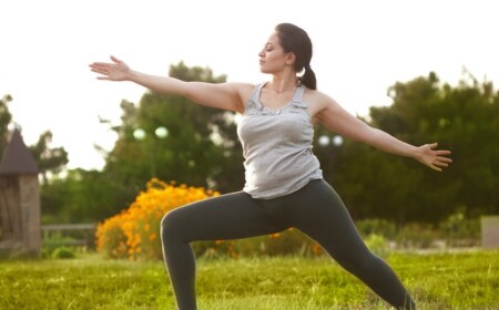 Yoga scheint sowohl körperliche als auch geistige Symptome von PMS zu lindern