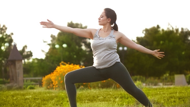Yoga scheint sowohl körperliche als auch geistige Symptome von PMS zu lindern