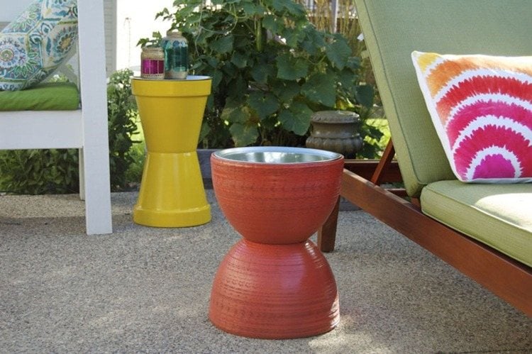 Make a side table from plant pots yourself with a glass top as a table top