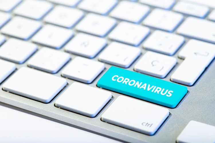 coronavirus update blaue taste auf weißer tastatur