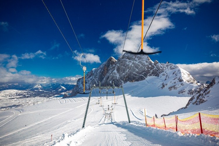 dachstein österreich skilift und sonnenschein