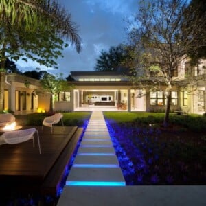 designer haus patio bereich beleichteter gartenweg modern betonplatten