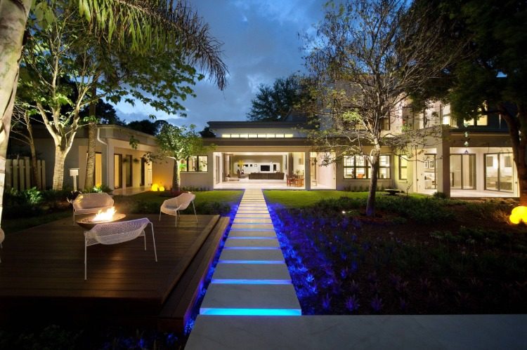 designer haus patio bereich beleichteter gartenweg modern betonplatten