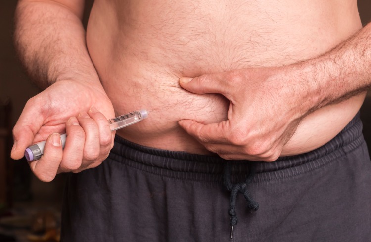 dicker bauch halten mit insulin spritze behandeln mann über 50 jahre alt