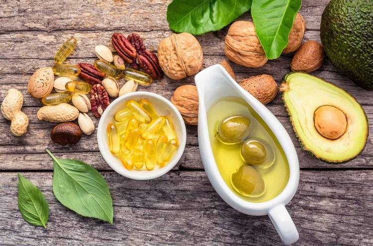 fettlösliche Vitamine mit Fett einnehmen Nüsse, Oliven, Avocado, Olivenöl