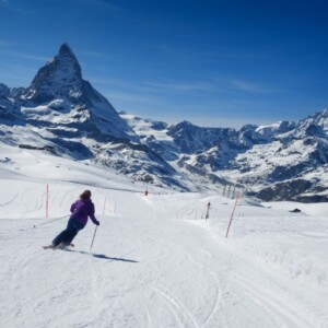 freestylerin in zermatt schweiz mit aussicht auf matterhorn