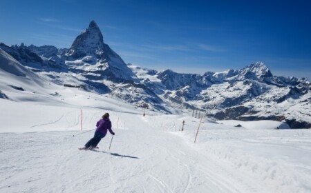 freestylerin in zermatt schweiz mit aussicht auf matterhorn